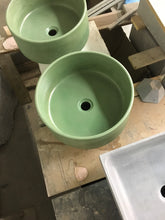 Load image into Gallery viewer, Oi - Green Concrete Sink - robertotiranti.shop
